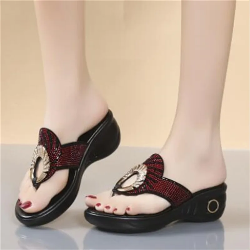 

Женские шлепанцы, модная нескользящая обувь для мам, удобные женские сандалии с металлическим украшением