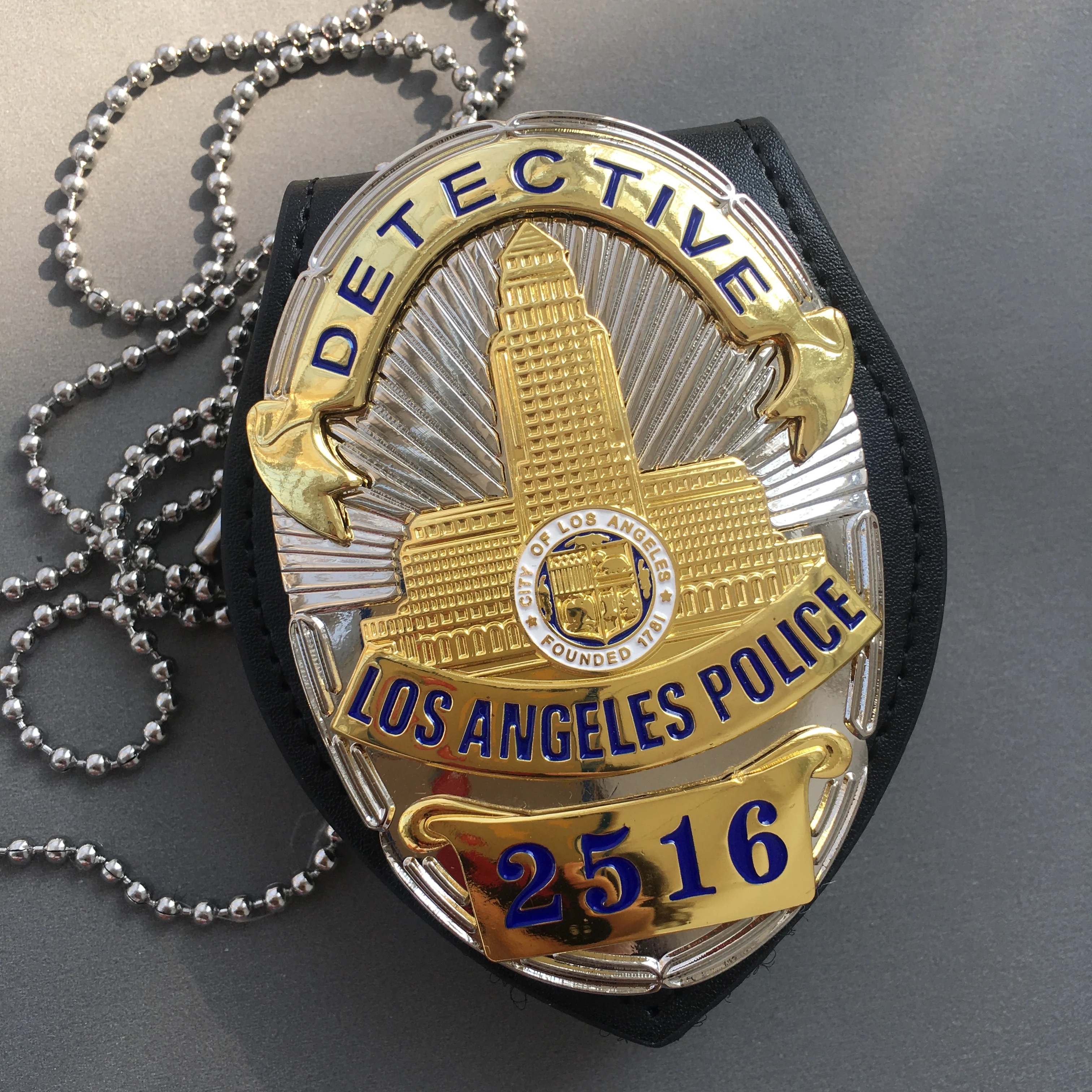 

American Los Angeles detective Metal Badge 1:1 Classic Replica Movie Prop Pin SET Role play