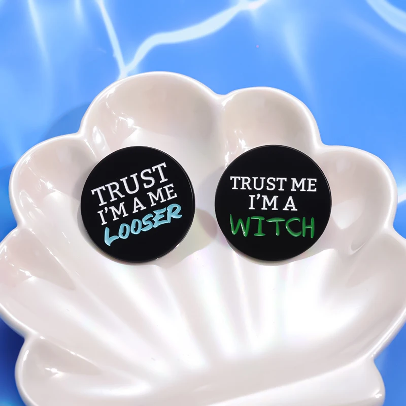 Эмалированная брошь в стиле панк