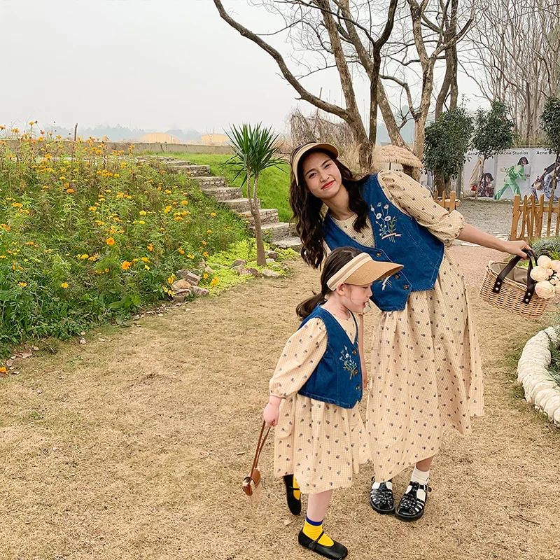

2022 New Spring Mother and Daughter Denim Vest Dress Korean Version Floral Princess Dress Two-piece Set Mommy and Me
