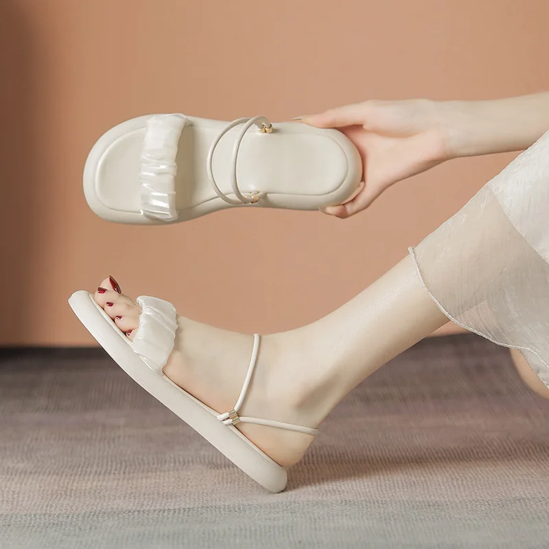 Тапки женские на низкой платформе сланцы пляжная обувь с заклепками роскошные