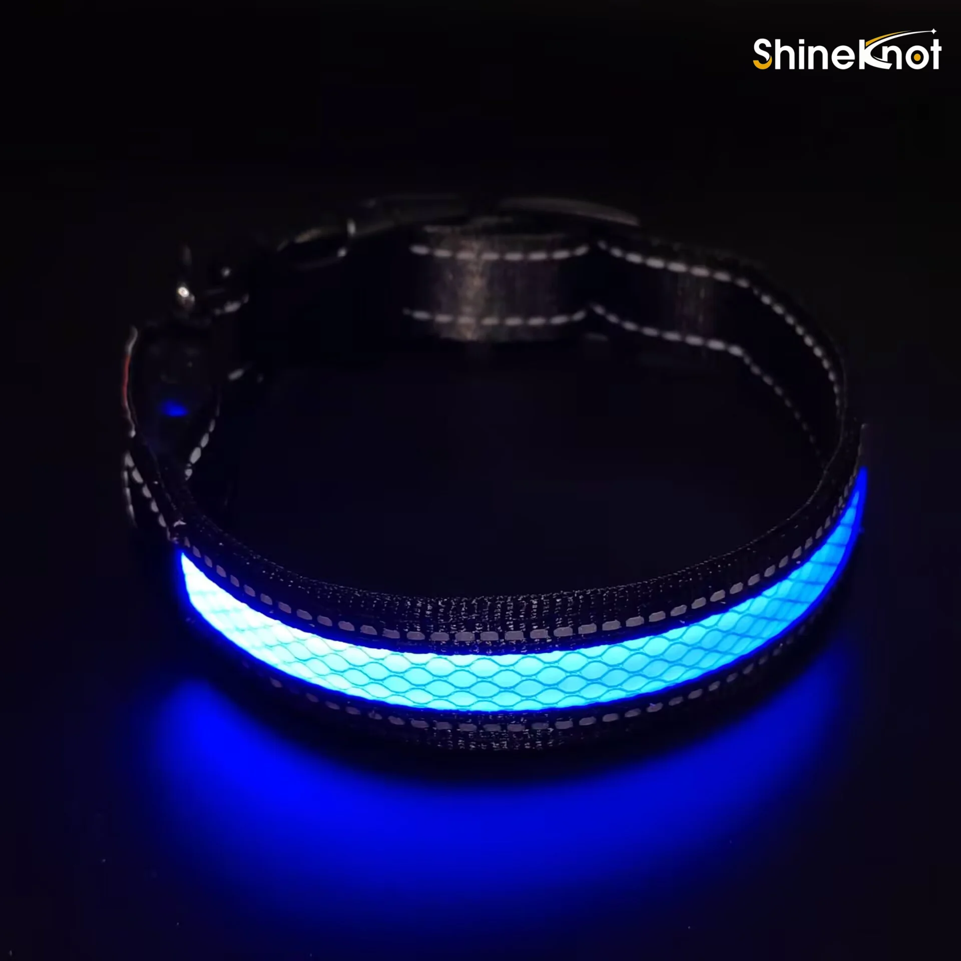 Фото Светящийся ошейник для собак SHINEKNOT с LED-подсветкой, из сетчатого материала EVA, высокой яркости, светоотражающий, с зарядкой Type-C, защита от потери, водонепроницаемый. №2