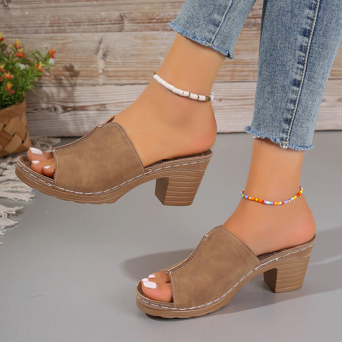 Шлепанцы женские на среднем каблуке массивные сандалии брендовые классические