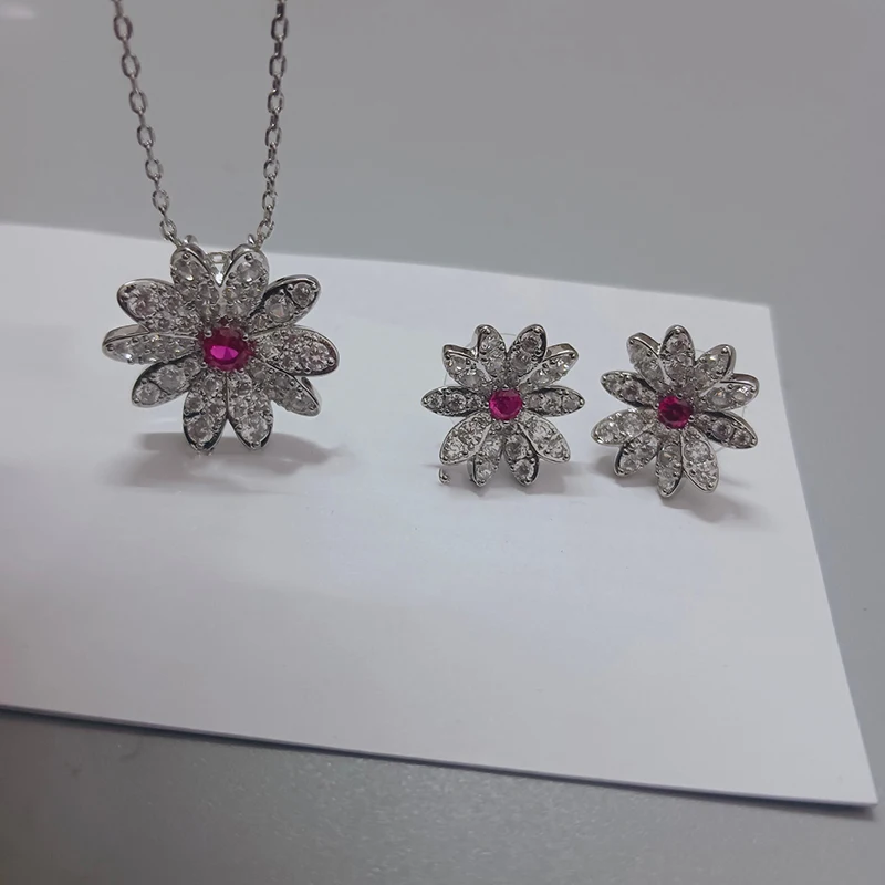 

2023 New Jewelry Swan Sunflower Series Pink Daisy Eternal Petals Shining Charming Blooming Exquisite Ladies Necklace