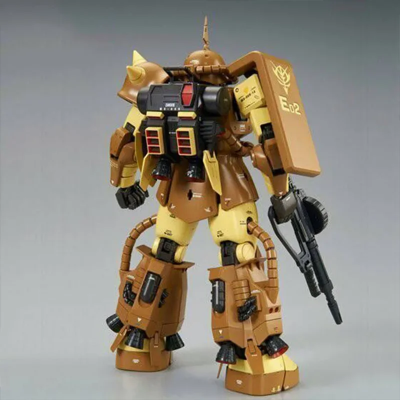 Фото В наличии: Bandai Gundam MG 1/100 MS-06R-1A ZakuⅡ, модель-конструктор, аниме-фигурка, коллекционные игрушки для мальчиков, подарок на день рождения. №4