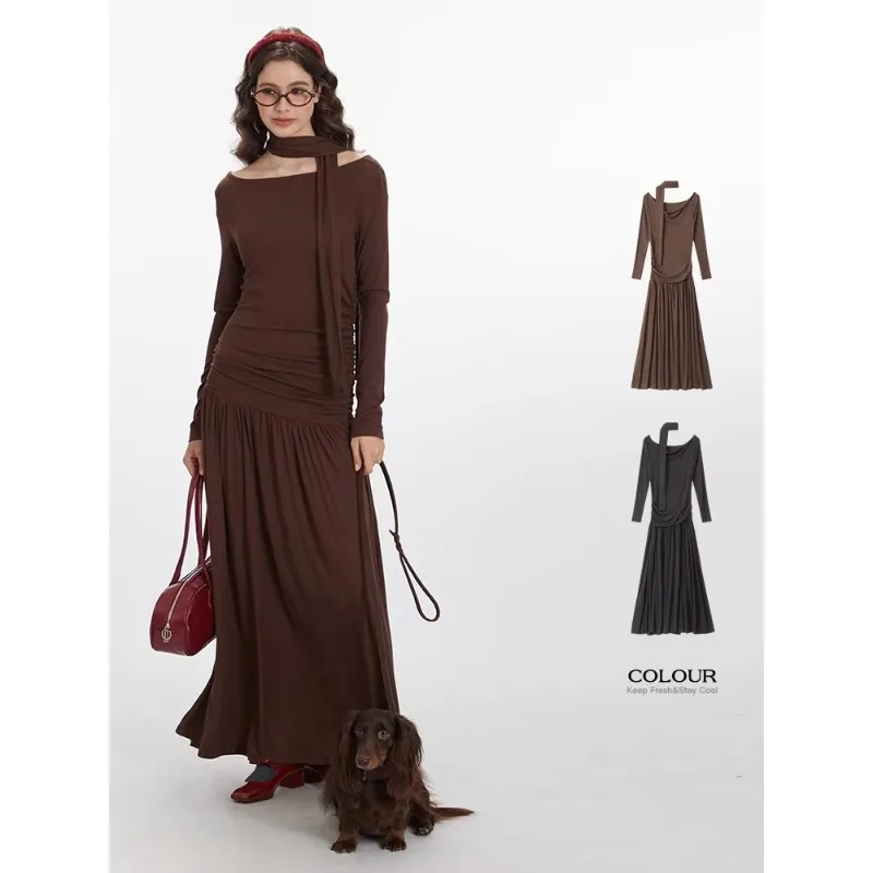 Женское платье с разрезом на шее Nariele