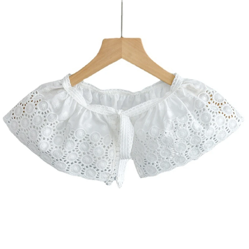 

Женский весенний шарф с вышивкой и искусственным воротником