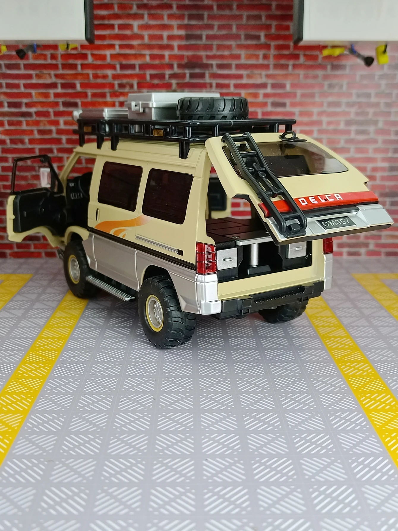 Фото Масштабная модель автомобиля Mitsubishi Delica 1:24 из сплава, для улицы, с открывающимися дверями, капотом и багажником. №3