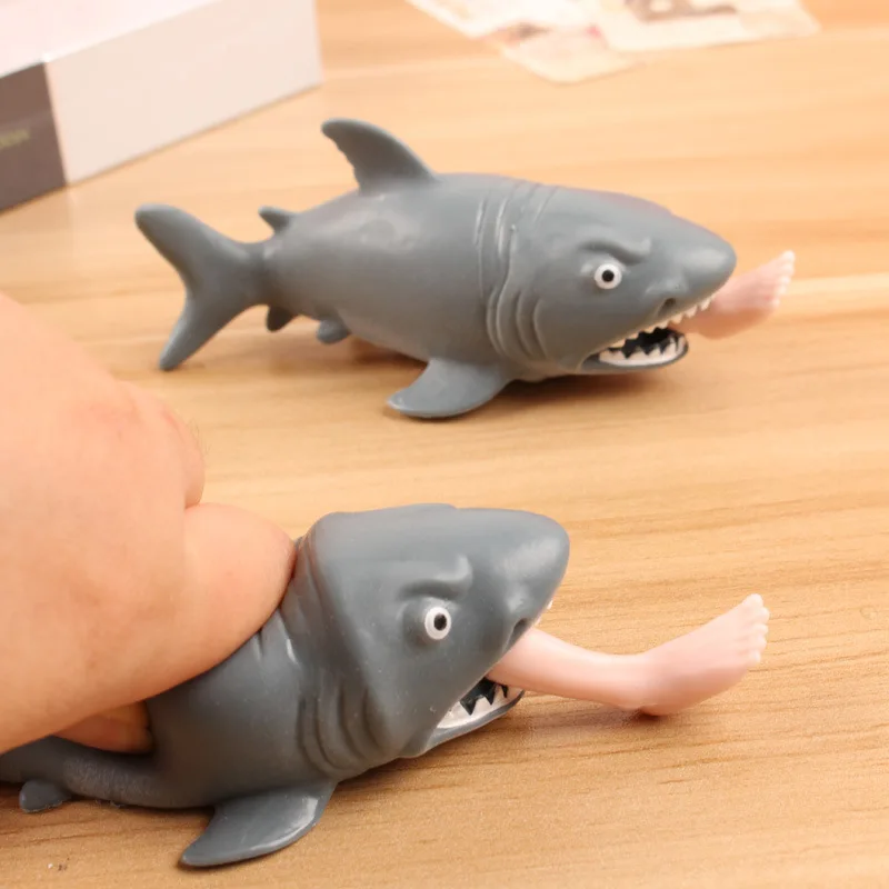 

Новая игрушка-сжималка Cannibal Shark, креативная игрушка-укусывающая ногу Акула, стрейчевая игрушка в виде животного, смешная игрушка-розыгрыш, подарок для ребенка, игрушка для снятия стресса