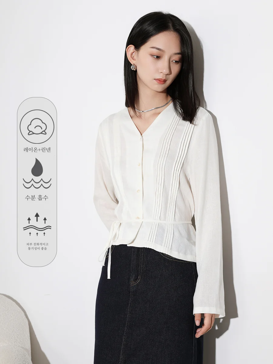 Блузка плиссированная с V-образным вырезом и поясом осень 2023 |