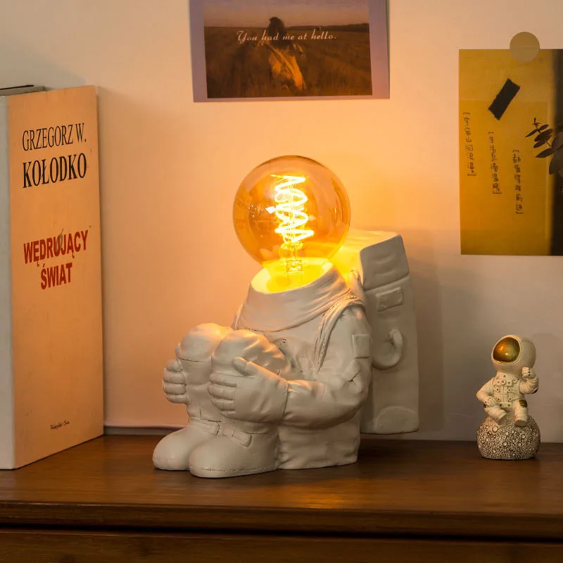 Современная настольная лампа в виде робота-астронавта прикроватное украшение