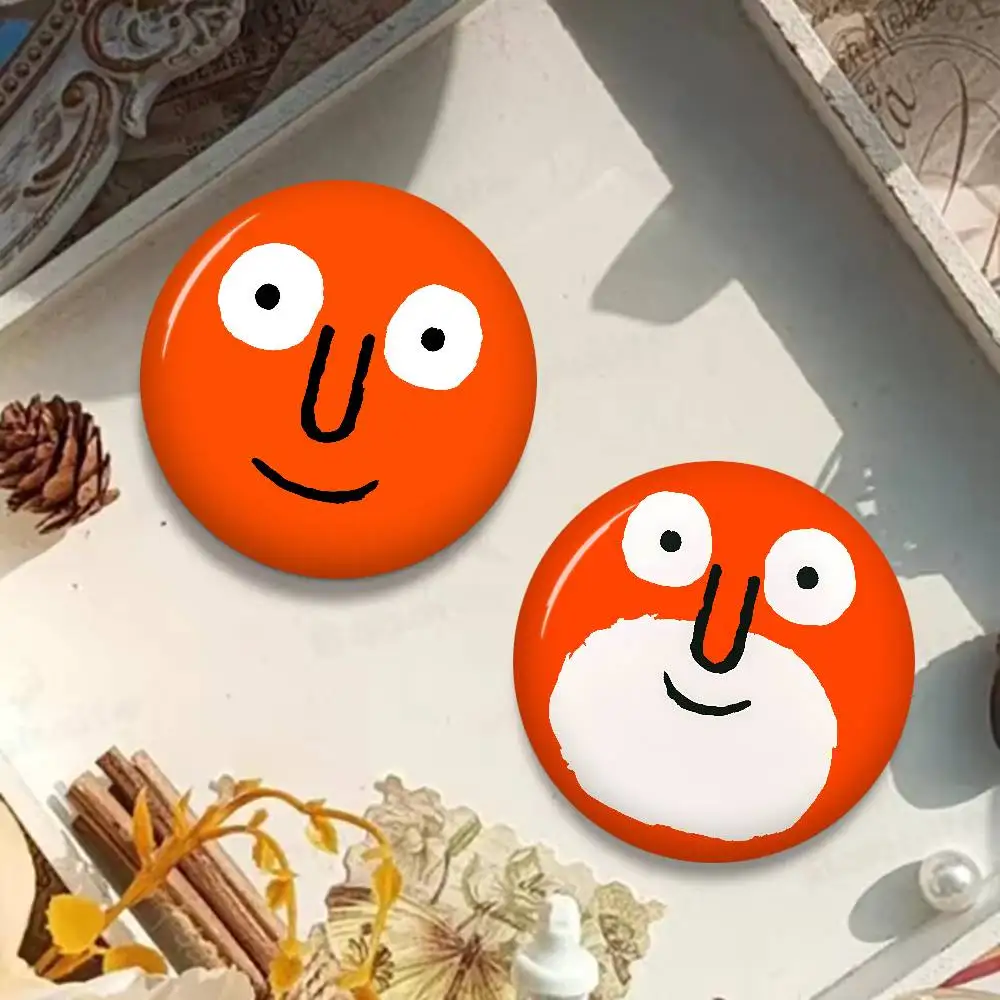 Фото Креативные значки Art J-Jean J-Jullien: забавные круглые броши-эмблемы с мордашками, аксессуары для рюкзаков и головных уборов, украшения, подарки №3