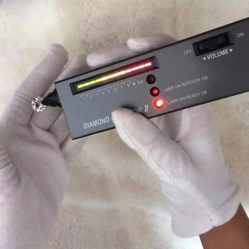 Платиновые серьги-гвоздики с муассанитом