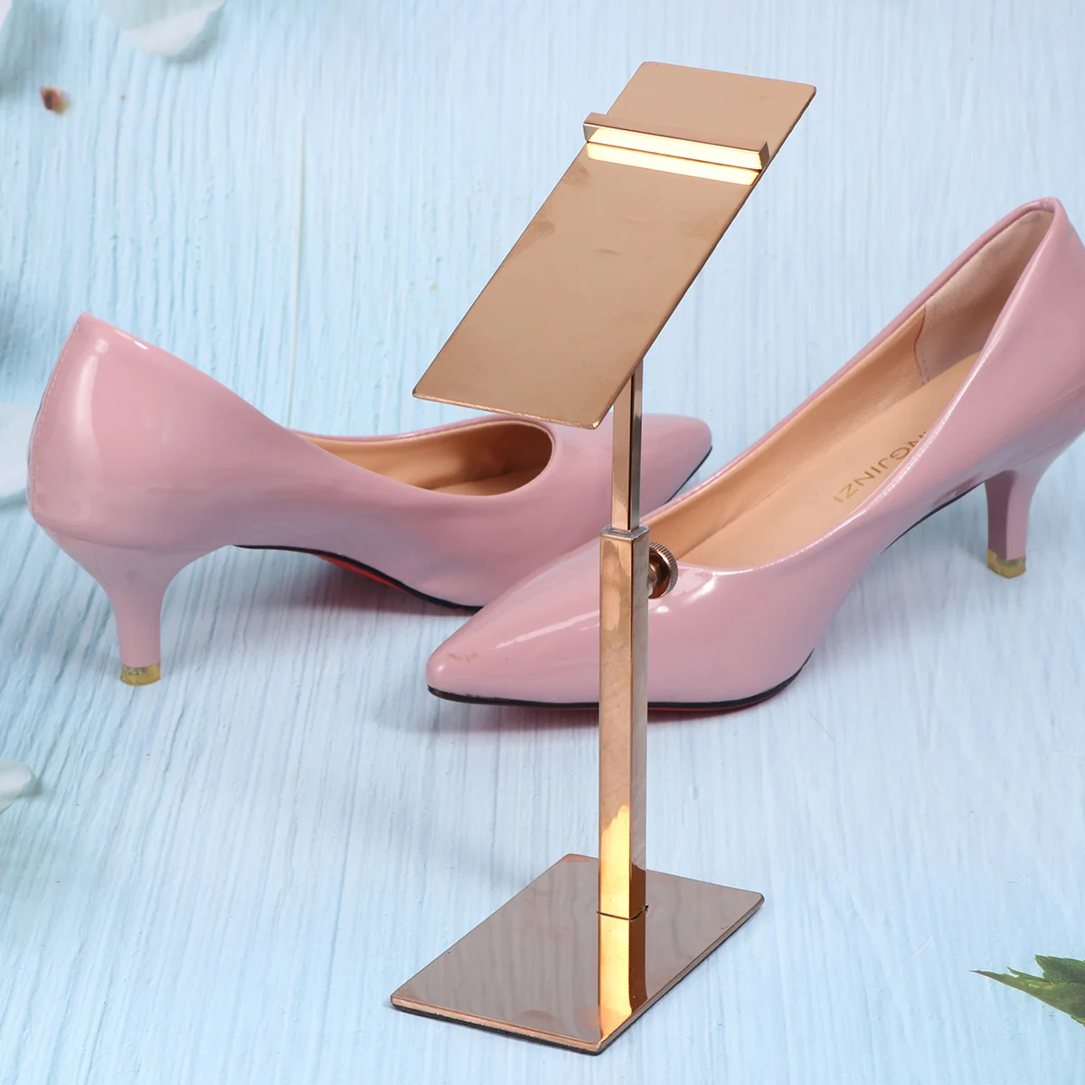 Простая витрина для обуви металлическая подставка полки на высоком каблуке