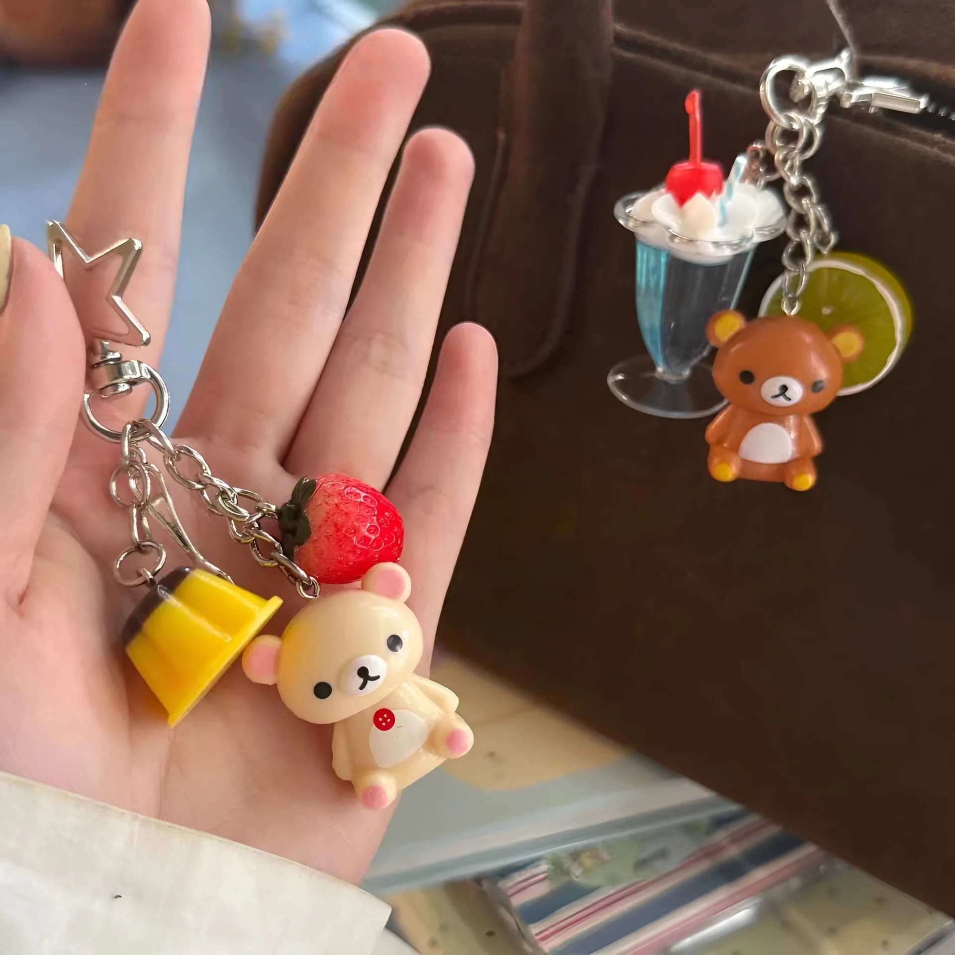 Фото Брелок Rilakkuma Korilakkuma: милый аниме-аксессуар для ключей от машины, модный кулон для сумок, подарок для детей и лучших друзей, классическая игрушка №2