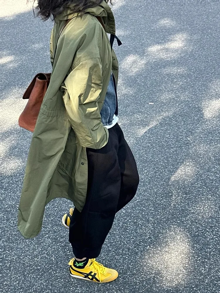 Тренчкот женский длинный армейского зеленого цвета с капюшоном средней длины