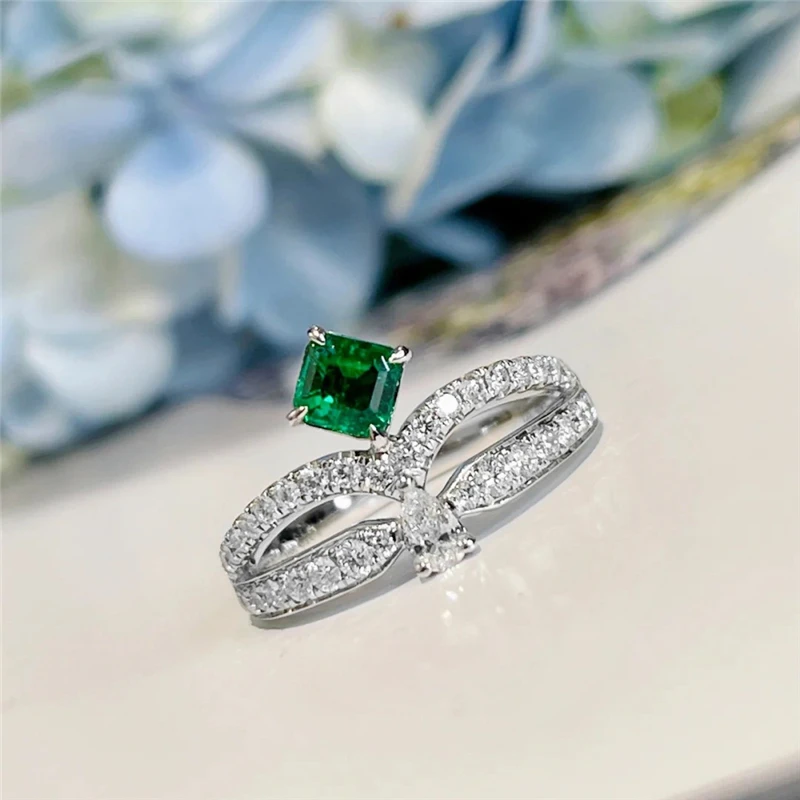 Женское кольцо из серебра пробы с квадратным изумрудом