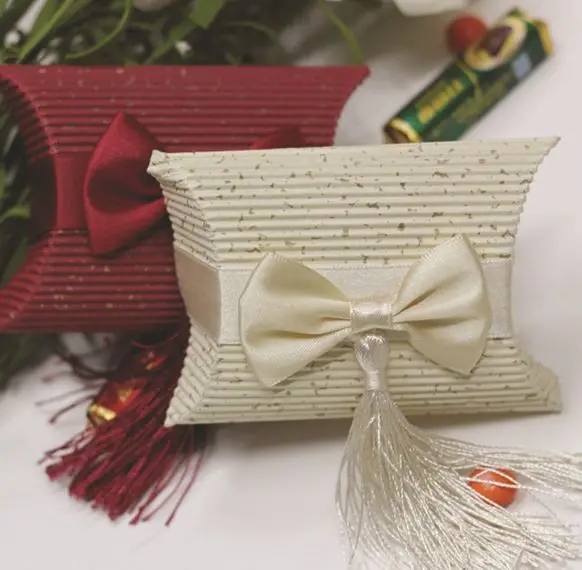 

100 x Европейский Стиль Бежевая/красная гофрированная бумага свадебные коробки конфет форма подушки кисточкой стиль торт вечерние подарочны...