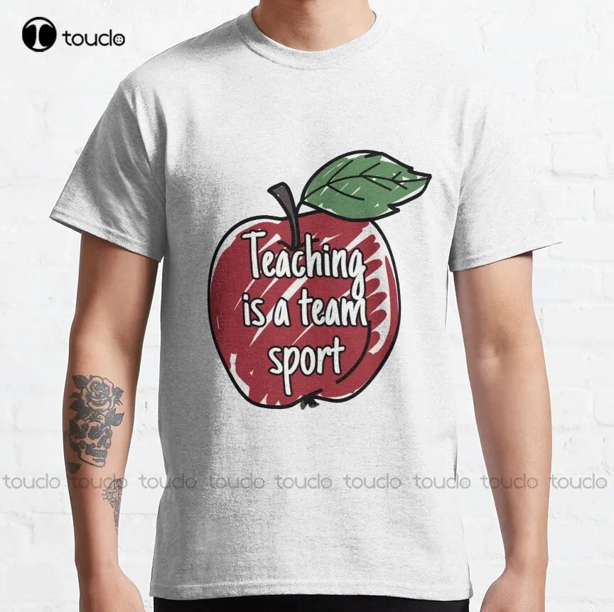 

Классическая футболка с надписью «Learning Is A Team Sport»