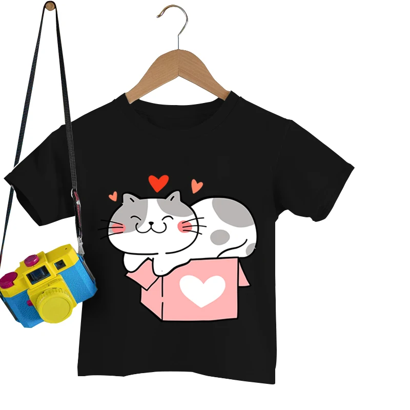 

Оригинальные детские футболки для мальчиков и девочек, с рисунком кошки, сидящего на картоне, 2022 мультяшная одежда на День святого Валентин...
