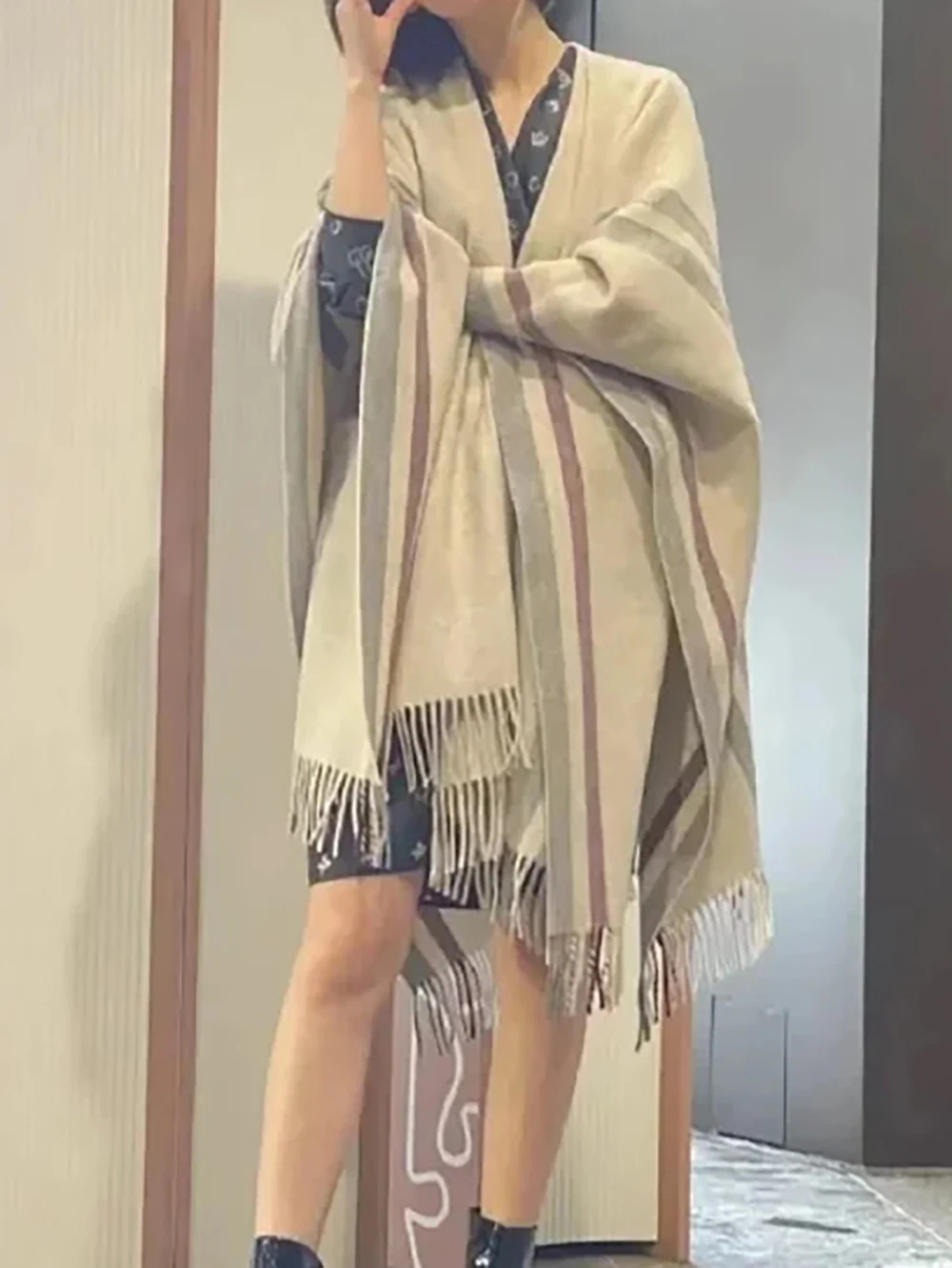 

Женская теплая шерстяная шаль в полоску