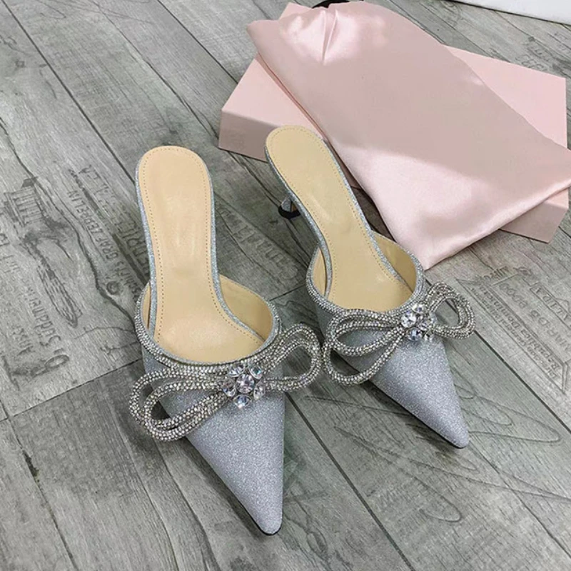 

Женские шлепанцы на высоком каблуке со стразами