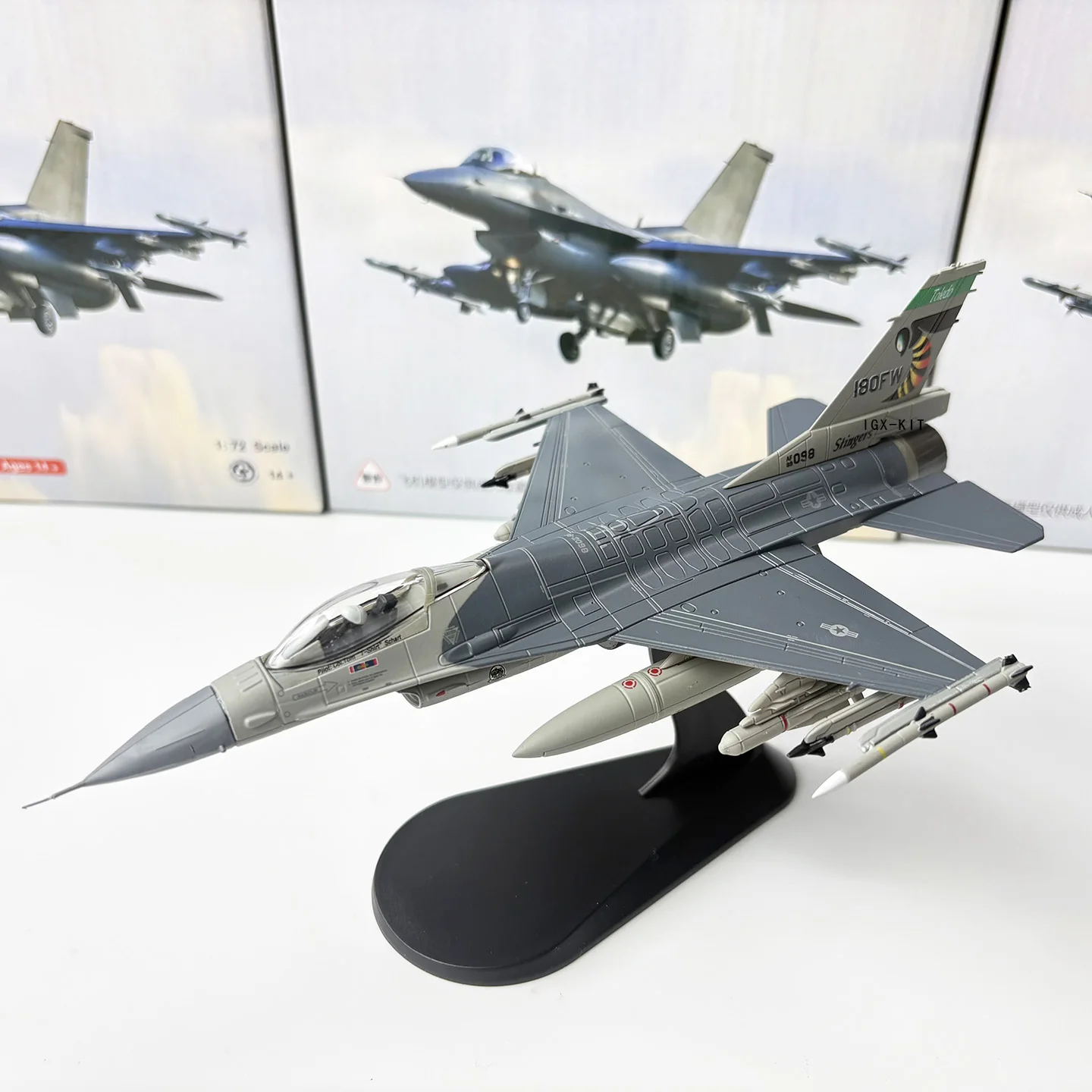 Фото Масштабная модель военного самолета F-16C ВВС США, 1/72, истребитель эскадрильи Stinger, готовая коллекционная модель из литого металла, украшение №3