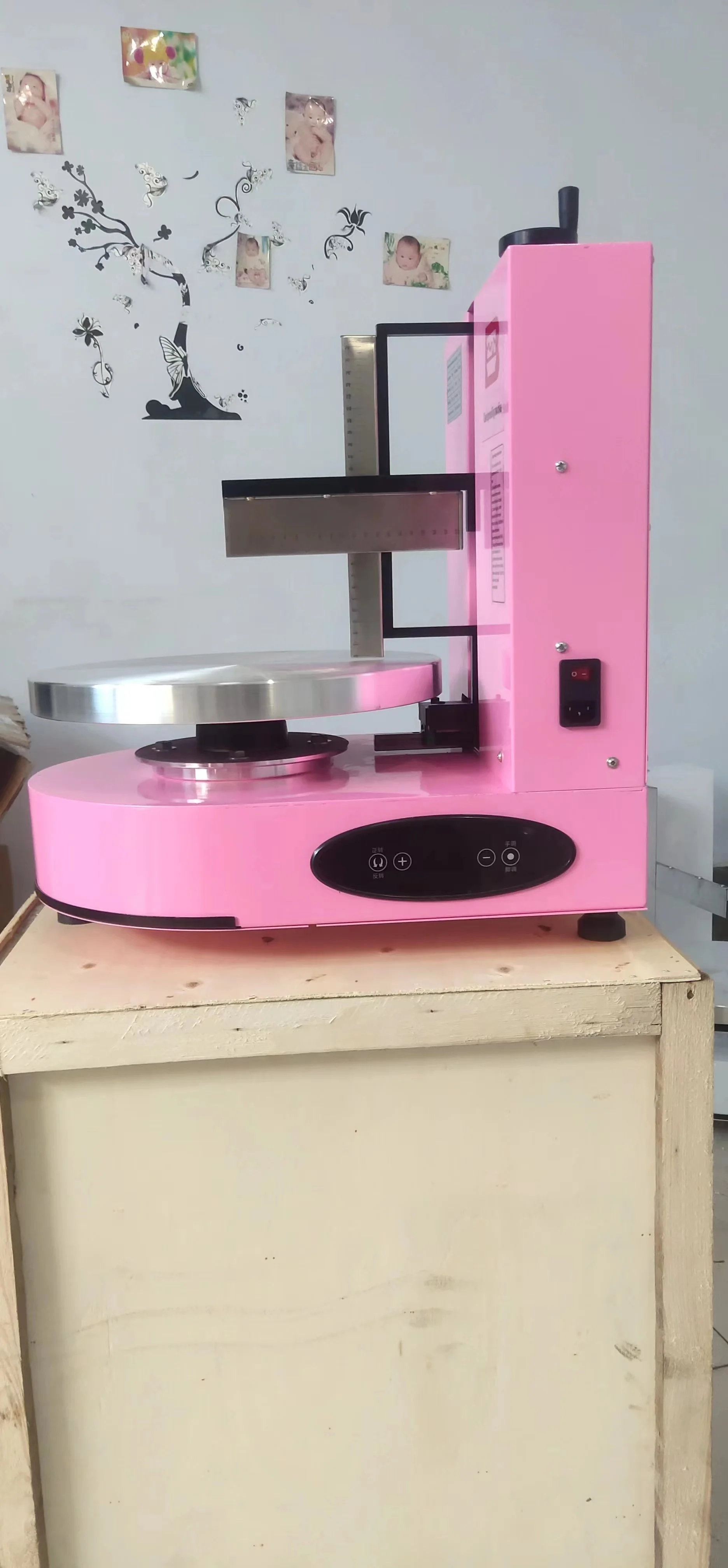 

2023 Semi Automatic Birthday Cake Icing Machine 4-12 Inch Professional Coating Daub Decorating Round Cake Cream Smoothing Maker