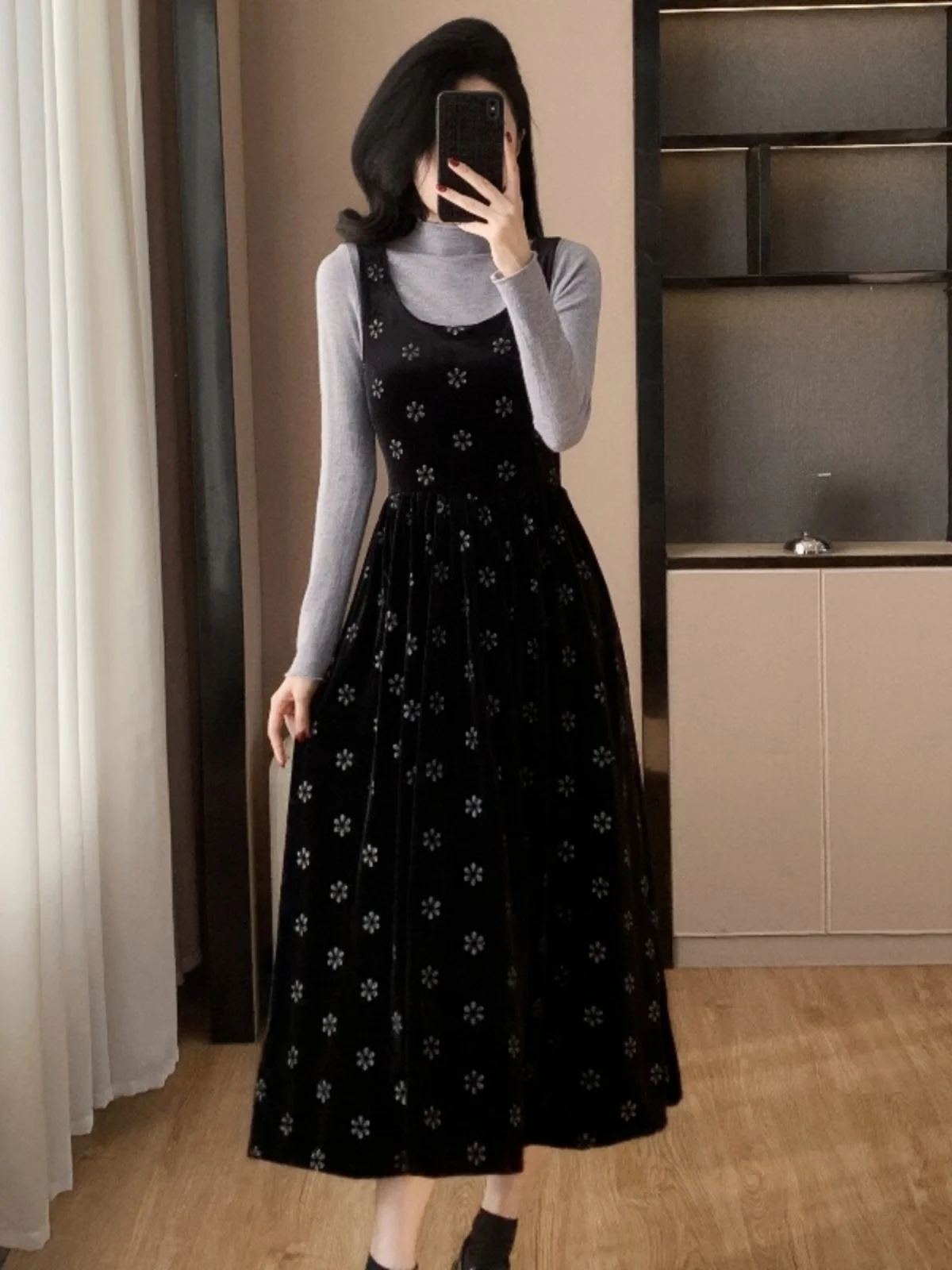 Новинка 2024 бархатное платье на бретельках с французской вышивкой облегающая