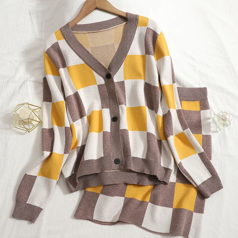 Женский трикотажный костюм из двух предметов короткий свитер с V-образным