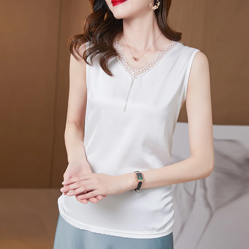 

Майка женская атласная с V-образным вырезом и бахромой