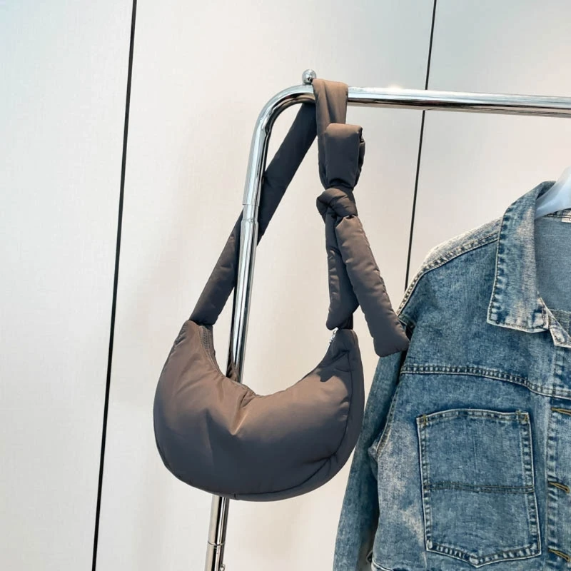 Элегантная сумка через плечо с просторным дизайном подходящая для ежедневного