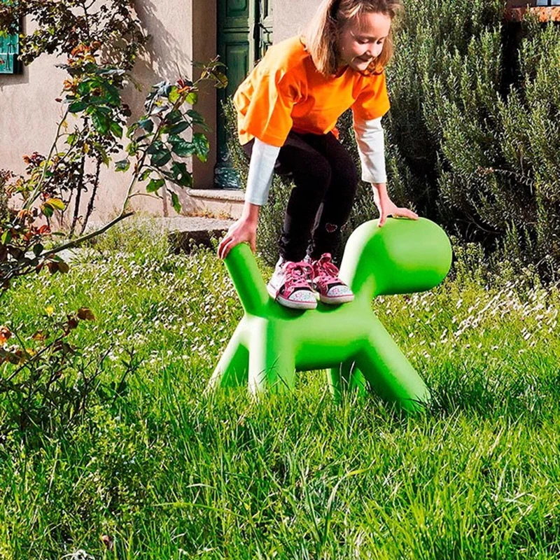 Пластиковое детское кресло в скандинавском стиле