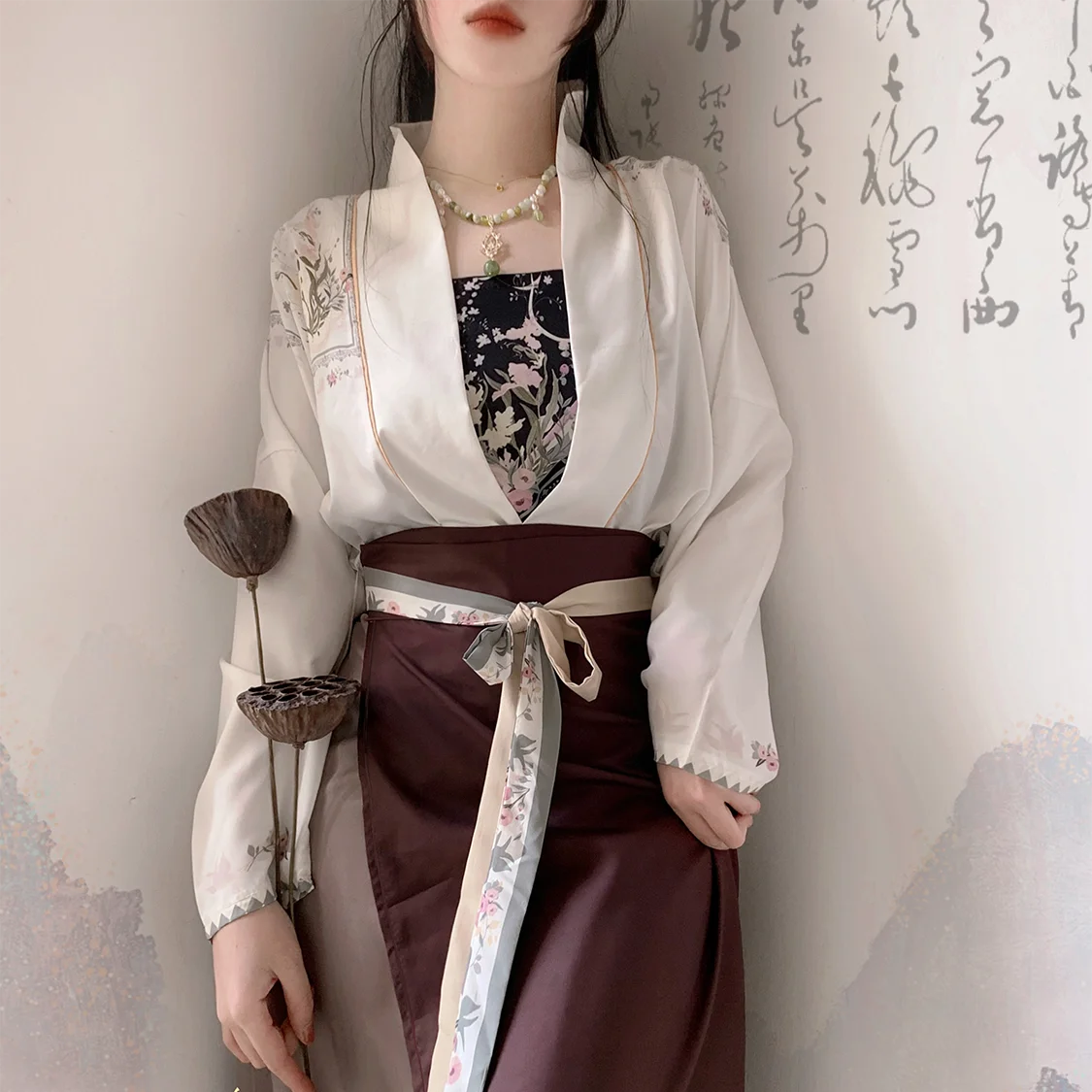 Женский элегантный костюм в китайском стиле