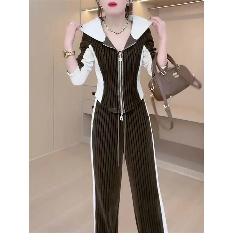 Женский спортивный костюм