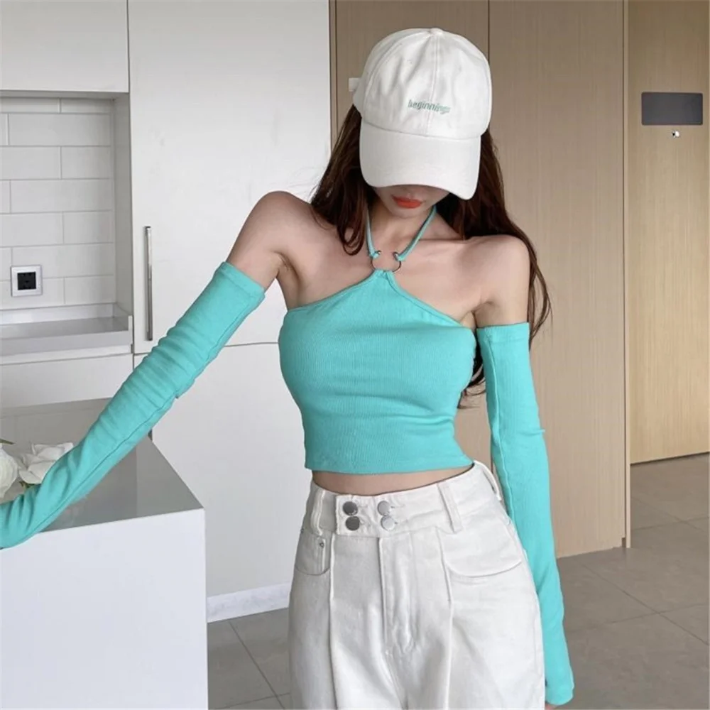 

Женский короткий топ с открытой спиной и лямкой на шее