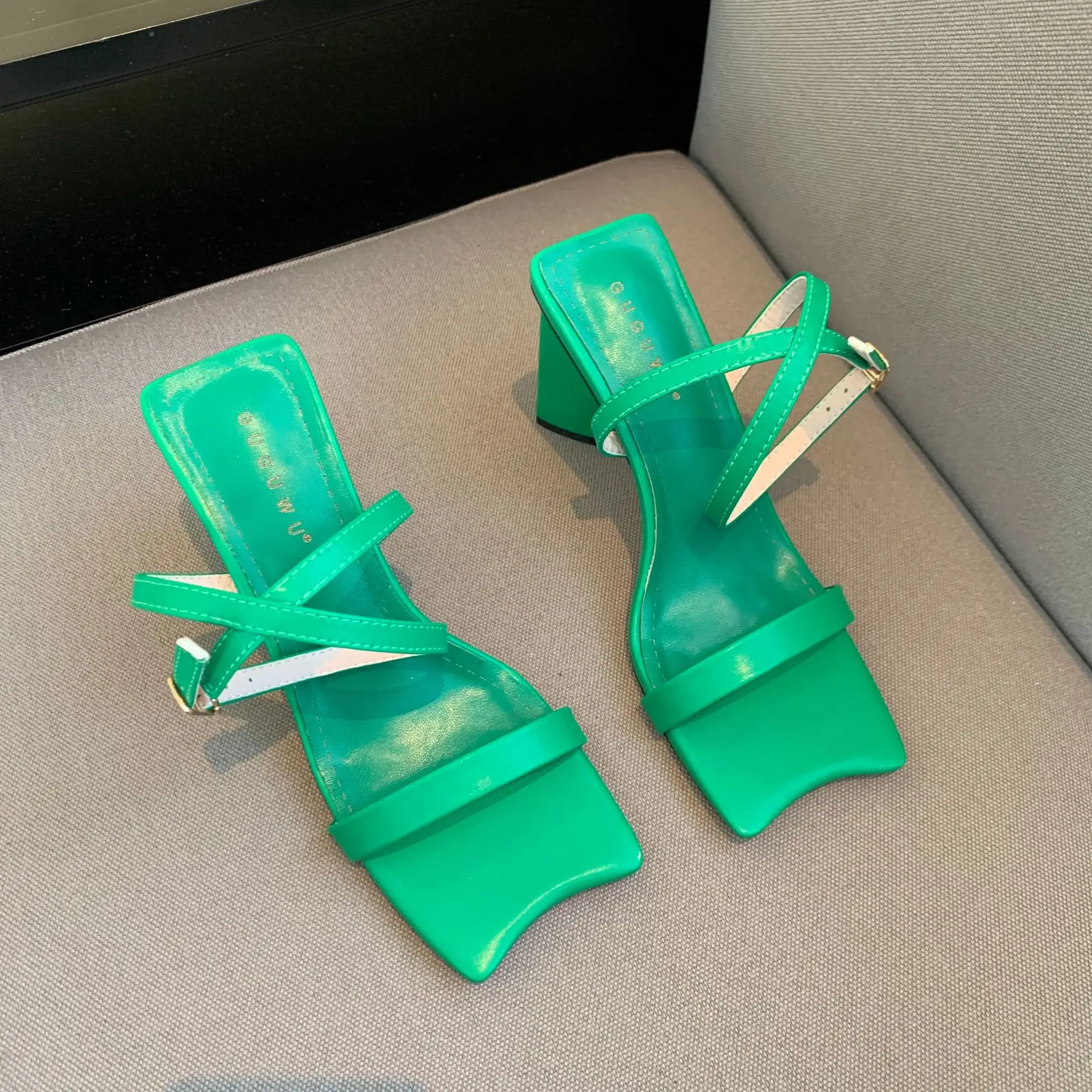 

Шлепанцы женские на тонком каблуке, уличные резиновые сандалии, роскошные сланцы, низкий квадратный носок, дизайнерские скандалы в гавайск...