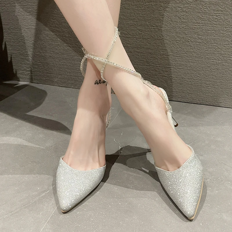 

Женские блестящие туфли-лодочки JMPRS с ремешком на щиколотке, вечерние туфли с острым носком и кристаллами на шпильке, женские сандалии сереб...