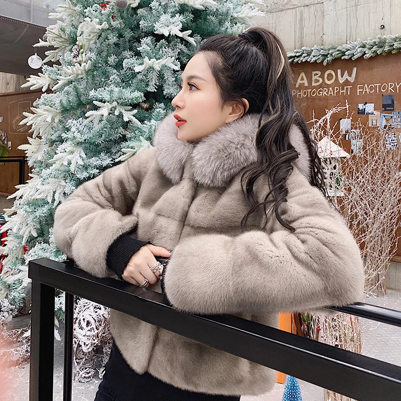 Marten Overcoats Women's Short Hood Fox Fur Collar Mink Fur Coat Slim Fit and Fashion