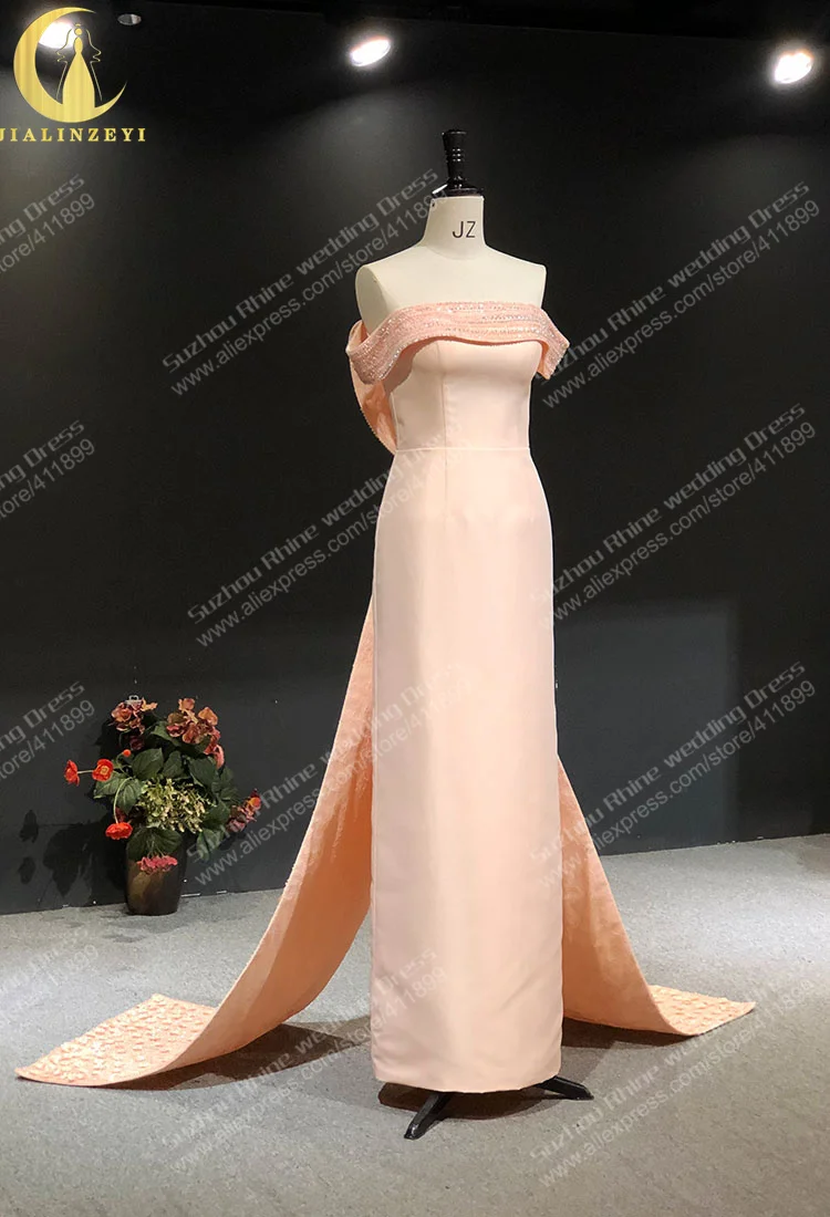 Рисунок 2 - Женское платье с открытыми плечами