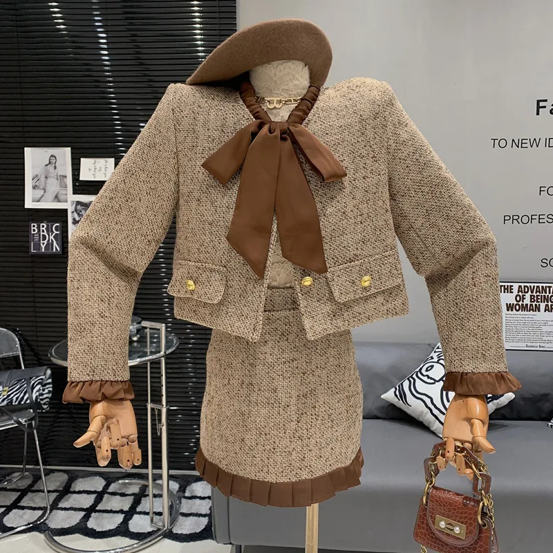 

Женский твидовый пиджак с круглым вырезом и юбка с завышенной талией