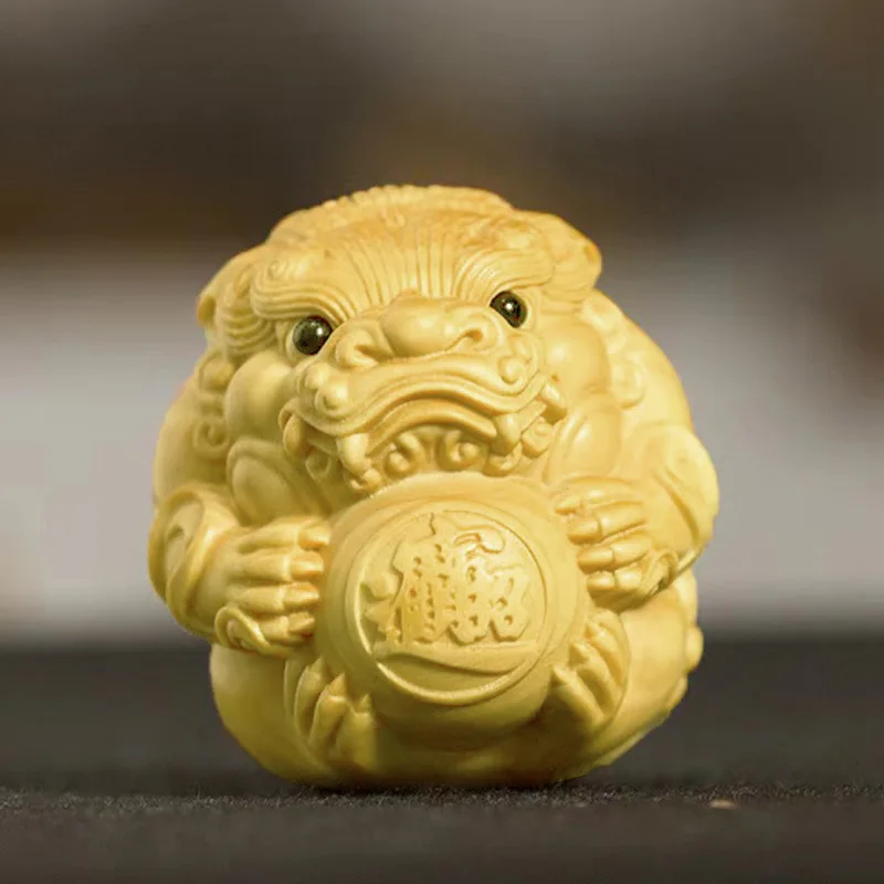 Резьба из самшита рука кусок pixiu держать мяч мужчины играть кусок транспортировки Wangcai pichu подвеска статуя