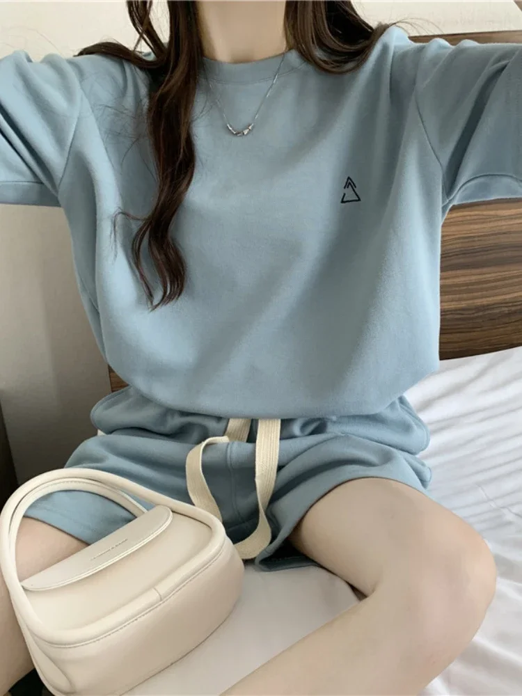 Короткий женский спортивный костюм в корейском стиле