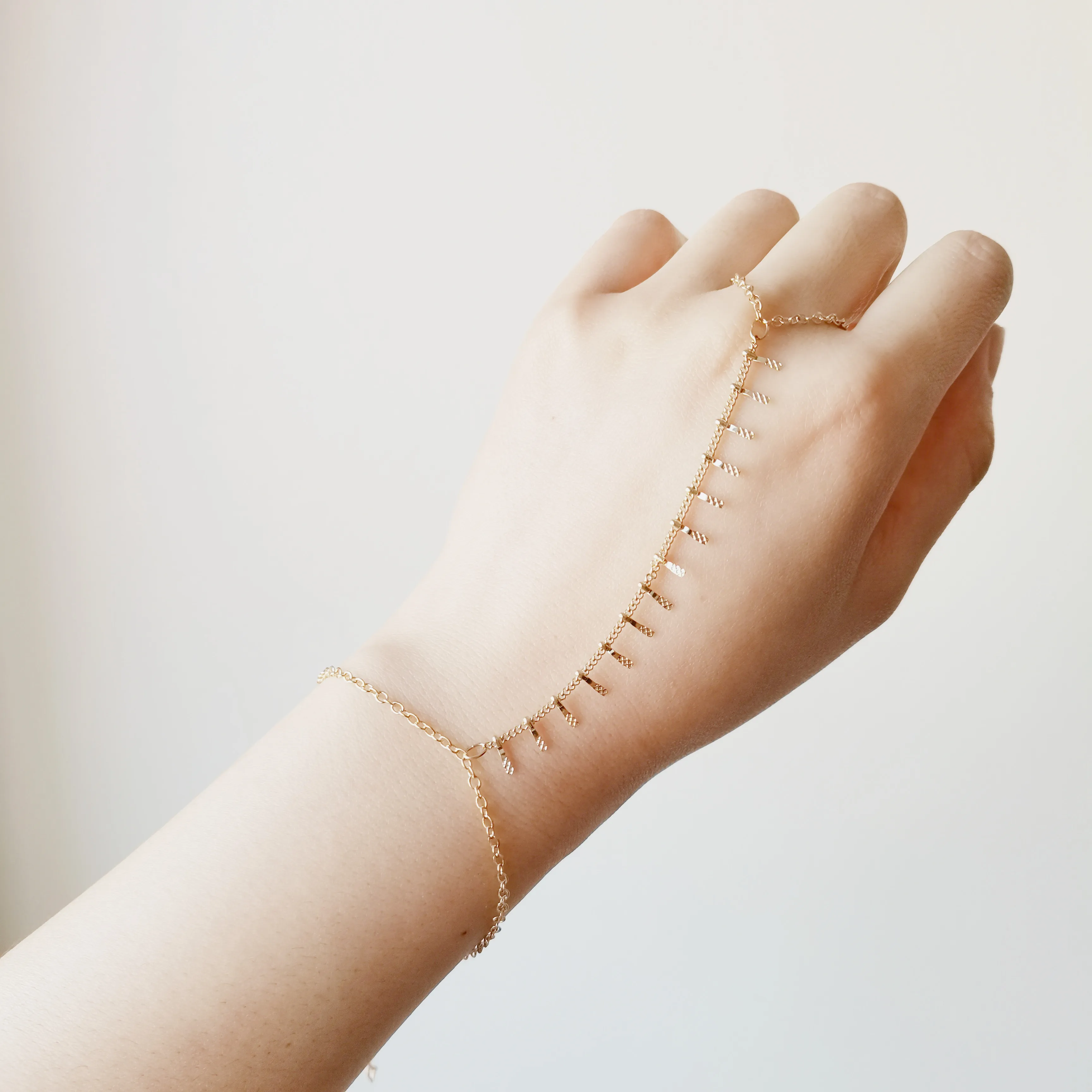 

Personalized Jewelry Stainless SteeL Finger Ring Bracelet Gold Fringe Hand Bracelet Chain Jewelry for Women