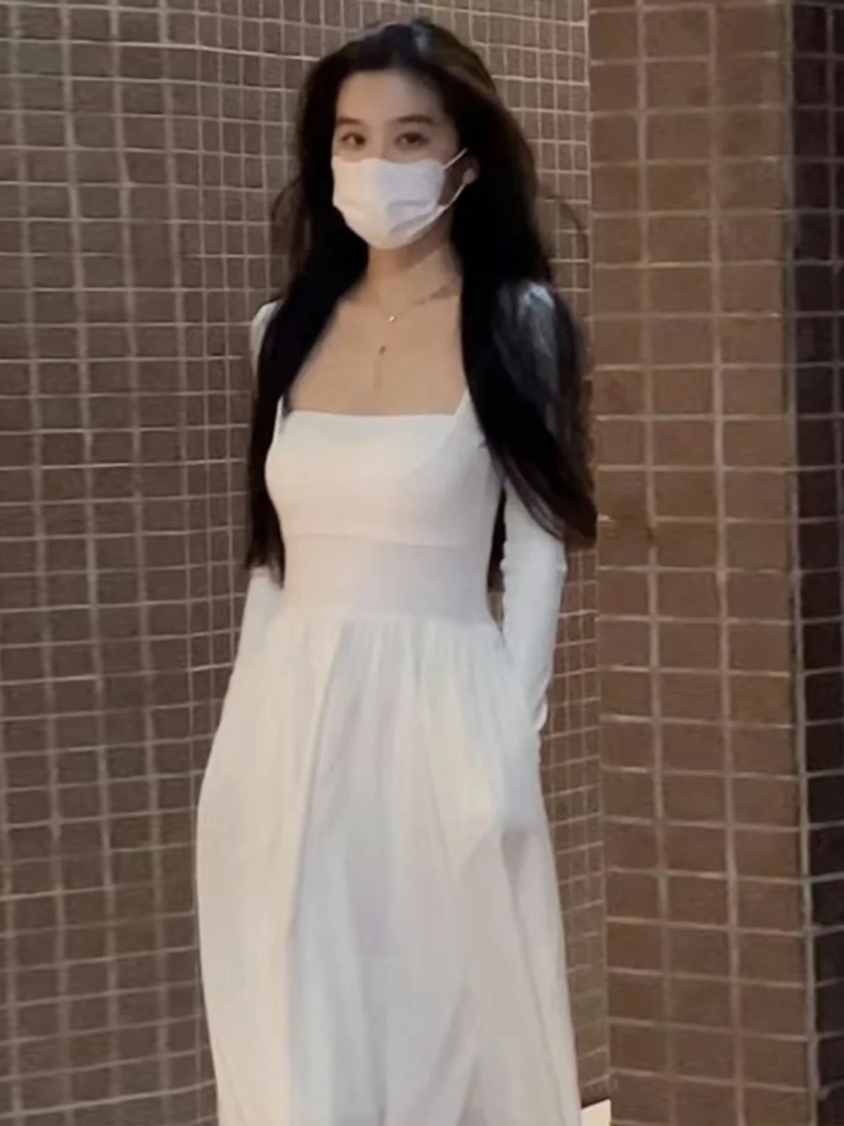 Платье с длинным рукавом и квадратным воротником облегающее