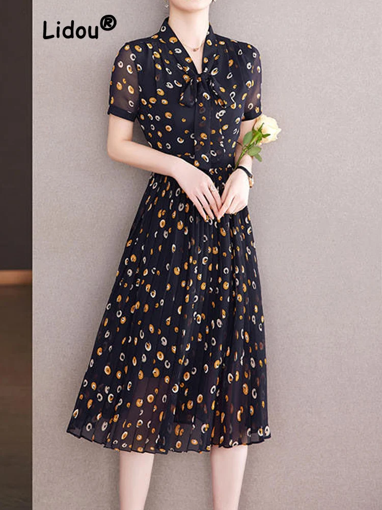 ΠΠ»Π΅Π³Π°Π½ΡΠ½ΠΎΠ΅ ΡΠ²ΠΎΠ±ΠΎΠ΄Π½ΠΎΠ΅ ΠΏΠ»Π°ΡΡΠ΅ Ρ ΠΏΡΠΈΠ½ΡΠΎΠΌ, ΠΆΠ΅Π½ΡΠΊΠ°Ρ ΠΎΠ΄Π΅ΠΆΠ΄Π°, ΠΠΎΠ²ΠΈΠ½ΠΊΠ° Π»Π΅ΡΠ° 2022, ΠΏΠ»ΠΈΡΡΠΈΡΠΎΠ²Π°Π½Π½Π°Ρ ΡΠ΄ΠΎΠ±Π½Π°Ρ ΡΠ±ΠΊΠ° ΠΌΠΈΠ΄ΠΈ Ρ V-ΠΎΠ±ΡΠ°Π·Π½ΡΠΌ Π²ΡΡΠ΅Π·ΠΎΠΌ ΠΈ Π±Π°Π½ΡΠΎΠΌ-Π±Π°Π±ΠΎΡΠΊΠΎΠΉ Π½Π° ΡΠ½ΡΡΠΎΠ²ΠΊΠ΅ ΠΠ»Π΅Π³Π°Π½ΡΠ½ΠΎΠ΅ ΡΠ²ΠΎΠ±ΠΎΠ΄Π½ΠΎΠ΅ ΠΏΠ»Π°ΡΡΠ΅ Ρ ΠΏΡΠΈΠ½ΡΠΎΠΌ, ΠΆΠ΅Π½ΡΠΊΠ°Ρ ΠΎΠ΄Π΅ΠΆΠ΄Π°, ΠΠΎΠ²ΠΈΠ½ΠΊΠ° Π»Π΅ΡΠ° 2022, ΠΏΠ»ΠΈΡΡΠΈΡΠΎΠ²Π°Π½Π½Π°Ρ ΡΠ΄ΠΎΠ±Π½Π°Ρ ΡΠ±ΠΊΠ° ΠΌΠΈΠ΄ΠΈ Ρ V-ΠΎΠ±ΡΠ°Π·Π½ΡΠΌ Π²ΡΡΠ΅Π·ΠΎΠΌ ΠΈ Π±Π°Π½ΡΠΎΠΌ-Π±Π°Π±ΠΎΡΠΊΠΎΠΉ Π½Π° ΡΠ½ΡΡΠΎΠ²ΠΊΠ΅