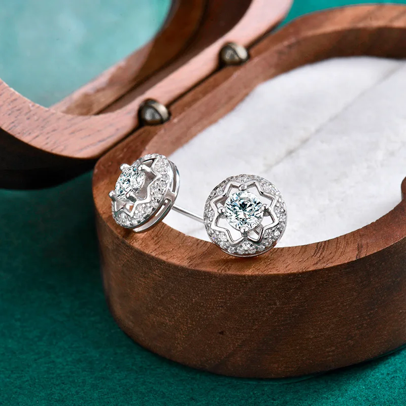 Фото Серьги-гвоздики LinkerLove из серебра S925 с муассанитом 0.5 карата для женщин, дизайн «Звезда с ореолом», покрытие из белого золота, гипоаллергенные, изысканные ювелирные изделия №4