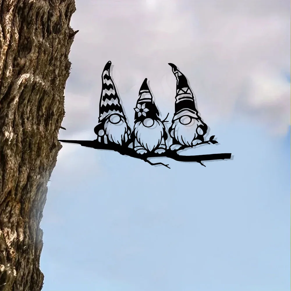 Металлическая ветка и декор из 3-х гномов — очаровательное украшение двора.