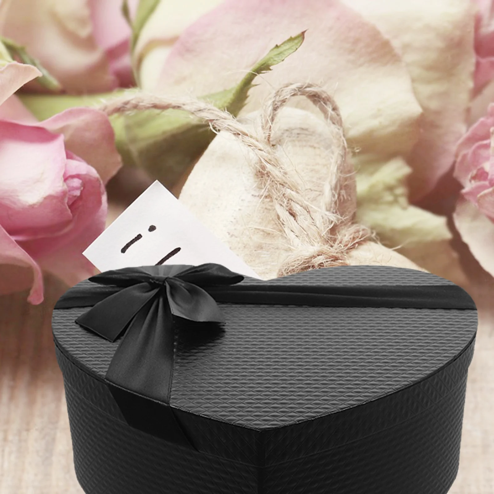 Черная подарочная коробка в форме сердца Подарочная с крышкой для коробок