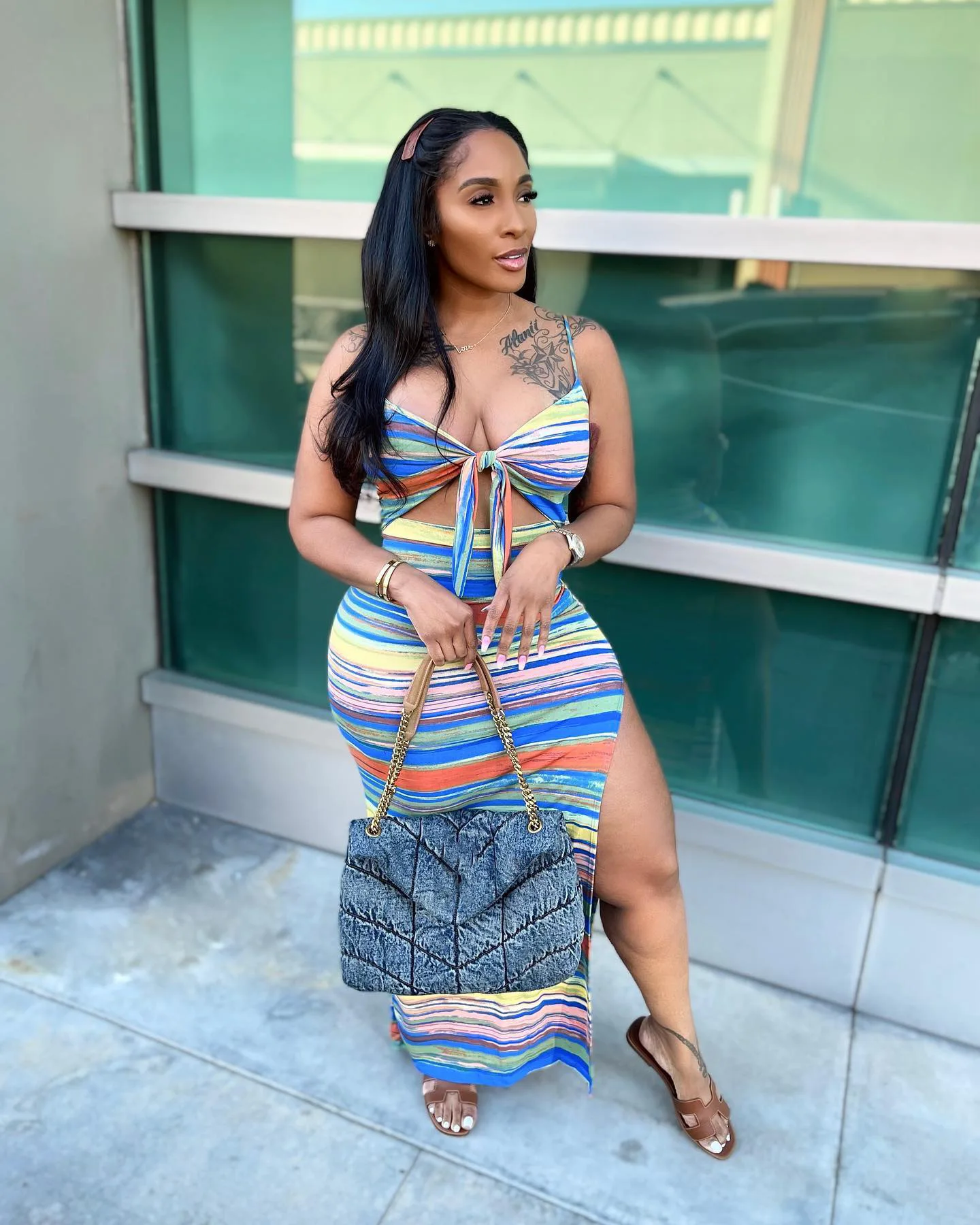 

Женское платье с открытыми плечами, разноцветное платье-футляр в полоску на бретелях-спагетти, до колена, лето 2022